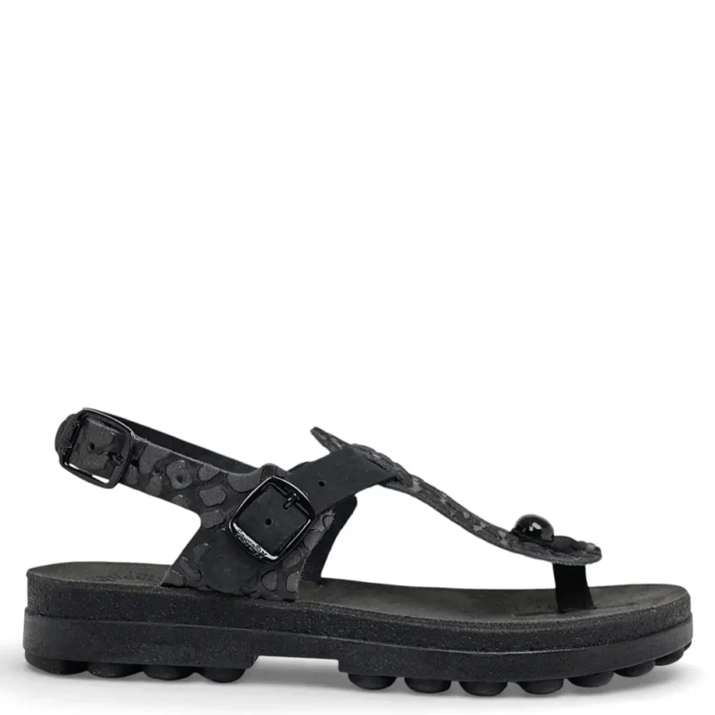 Γυναικεία ανατομικά σανδάλια Fantasy Sandals S9005 Marlena σε μαύρο mosaic χρώμα, πλάγια όψη που αναδεικνύει το ανάγλυφο δέρμα.
