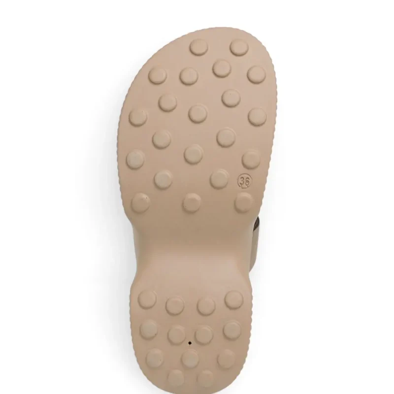 Η ανάγλυφη αντιολισθητική σόλα Flex Sole από γυναικείες ανατομικές flatforms Fantasy Sandals σε καφέ χρώμα.