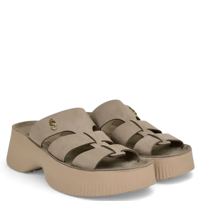 Ζευγάρι από γυναικείες ανατομικές flatforms Fantasy Sandals Valerie καφέ σε τρία τέταρτα όψη.