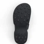 Η ανάγλυφη αντιολισθητική σόλα Flex Sole από γυναικείες ανατομικές flatforms Fantasy Sandals σε μαύρο χρώμα.