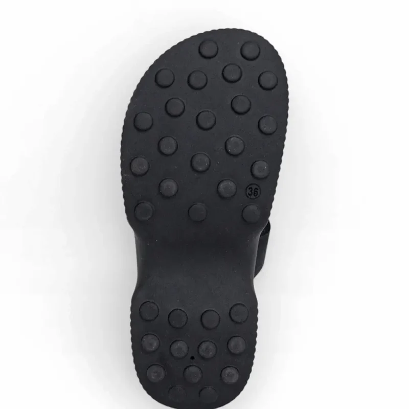 Η ανάγλυφη αντιολισθητική σόλα Flex Sole από γυναικείες ανατομικές flatforms Fantasy Sandals σε μαύρο χρώμα.