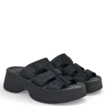 Ζευγάρι από γυναικείες ανατομικές flatforms Fantasy Sandals Valerie μαύρες σε τρία τέταρτα όψη.