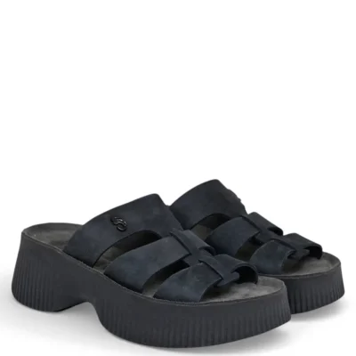 Ζευγάρι από γυναικείες ανατομικές flatforms Fantasy Sandals Valerie μαύρες σε τρία τέταρτα όψη.