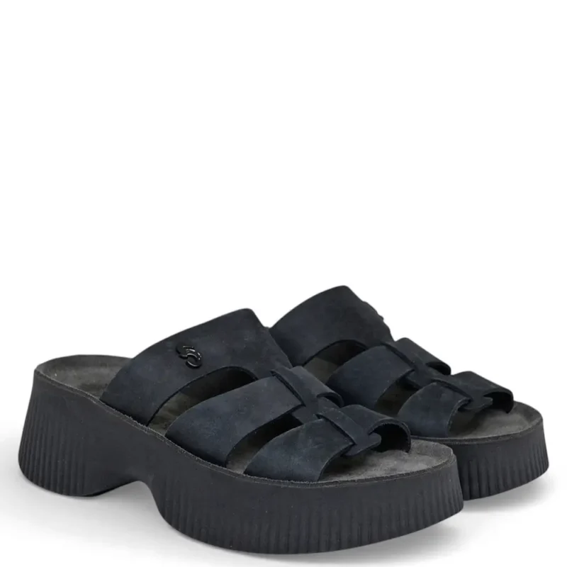 Ζευγάρι από γυναικείες ανατομικές flatforms Fantasy Sandals Valerie μαύρες σε τρία τέταρτα όψη.
