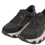 Λεπτομέρεια στάμπας λεοπάρ γυναικείων sneakers Renato Garini X119R2083AG2Κοντινή λήψη υψηλής ανάλυσης που αναδεικνύει τη στάμπα λεοπάρ και το λογότυπο Renato Garini στο πλάι των sneakers X119R2083AG2, σε Μαύρο Στάμπα Λεοπάρ.