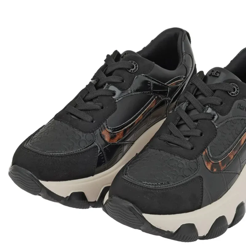 Λεπτομέρεια στάμπας λεοπάρ γυναικείων sneakers Renato Garini X119R2083AG2Κοντινή λήψη υψηλής ανάλυσης που αναδεικνύει τη στάμπα λεοπάρ και το λογότυπο Renato Garini στο πλάι των sneakers X119R2083AG2, σε Μαύρο Στάμπα Λεοπάρ.